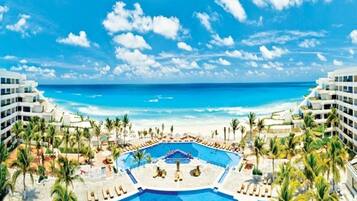 3 piscines extérieures, parasols de plage, chaises longues