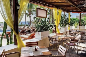 Outdoor dining - Now Emerald Cancun - All Inclusive (Cancun)