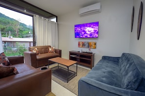 Condo de lujo, vista a la montaña | Área de sala de estar | Televisión de pantalla plana
