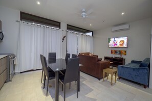 Luxury Condo, Mountain View | In-room dining