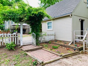 Exterior - Happy House Apartment (Independence)