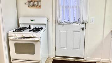 Basic Apartment, Multiple Beds | Private kitchen | Microwave, oven, stovetop, coffee/tea maker
