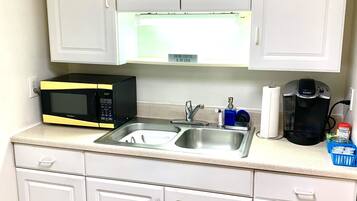 Basic Apartment, Multiple Beds | Private kitchen | Microwave, oven, stovetop, coffee/tea maker