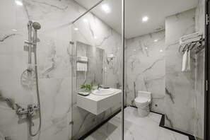 Premium Room, Balcony | Bathroom | Shower, free toiletries, hair dryer, slippers - TTR Moonstone Apart Hotel (Da Lat)