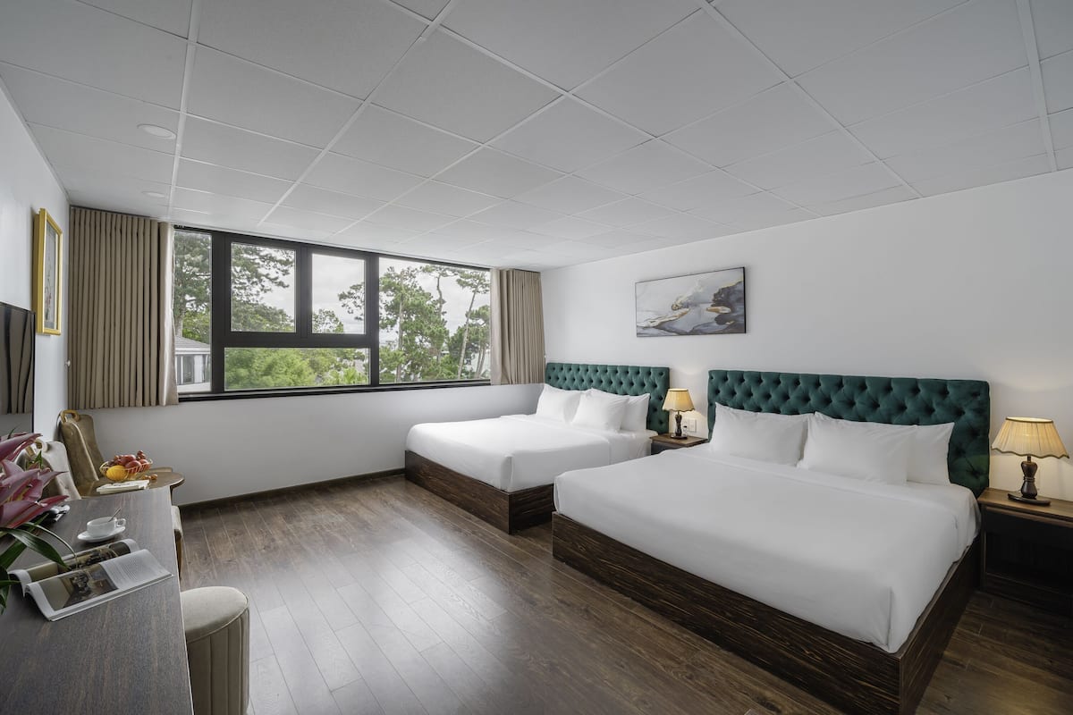 Superior Quadruple Room, Patio | 1 bilik tidur, item bar mini percuma, peti besi dalam bilik, meja