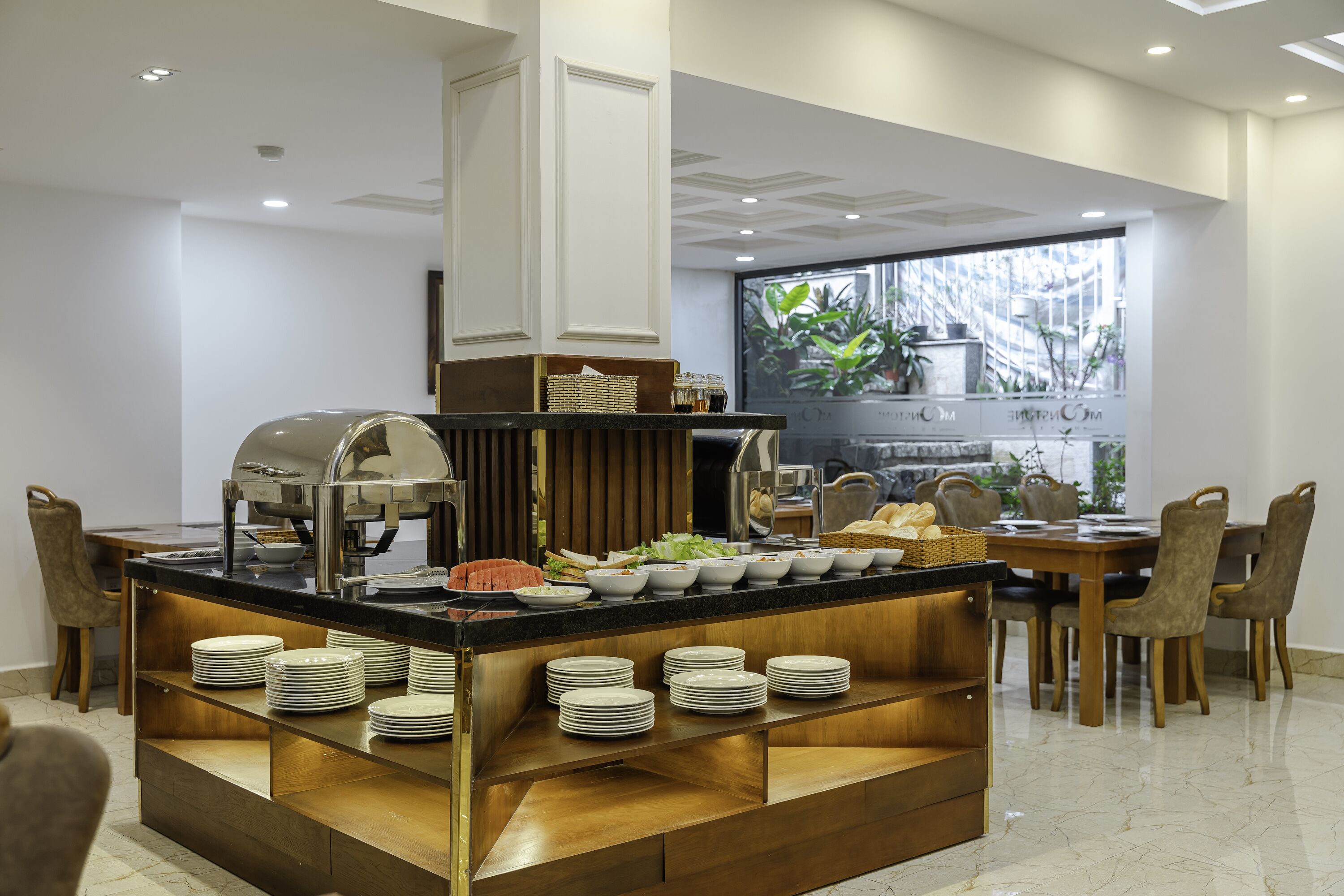 Breakfast, lunch, dinner served; local and international cuisine 