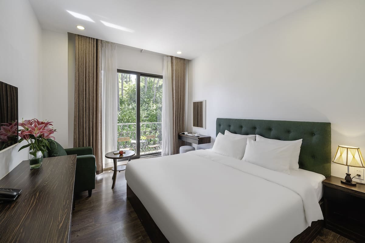 Deluxe Double Room, Balcony | 1 bilik tidur, item bar mini percuma, peti besi dalam bilik, meja