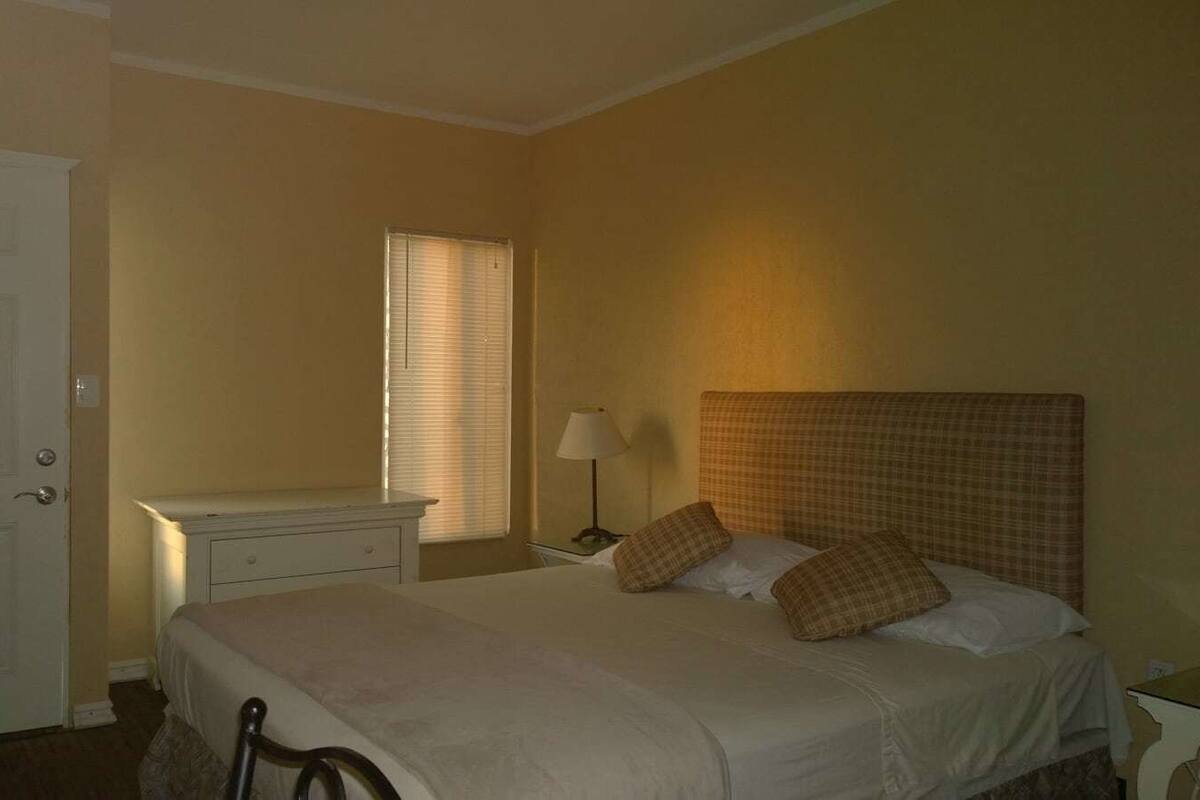 Eenvoudige kamer, 1 twee- of 2 eenpersoonsbedden, 1 kingsize bed, uitzicht op de binnenplaats | Verduisterende gordijnen, gratis wifi, beddengoed