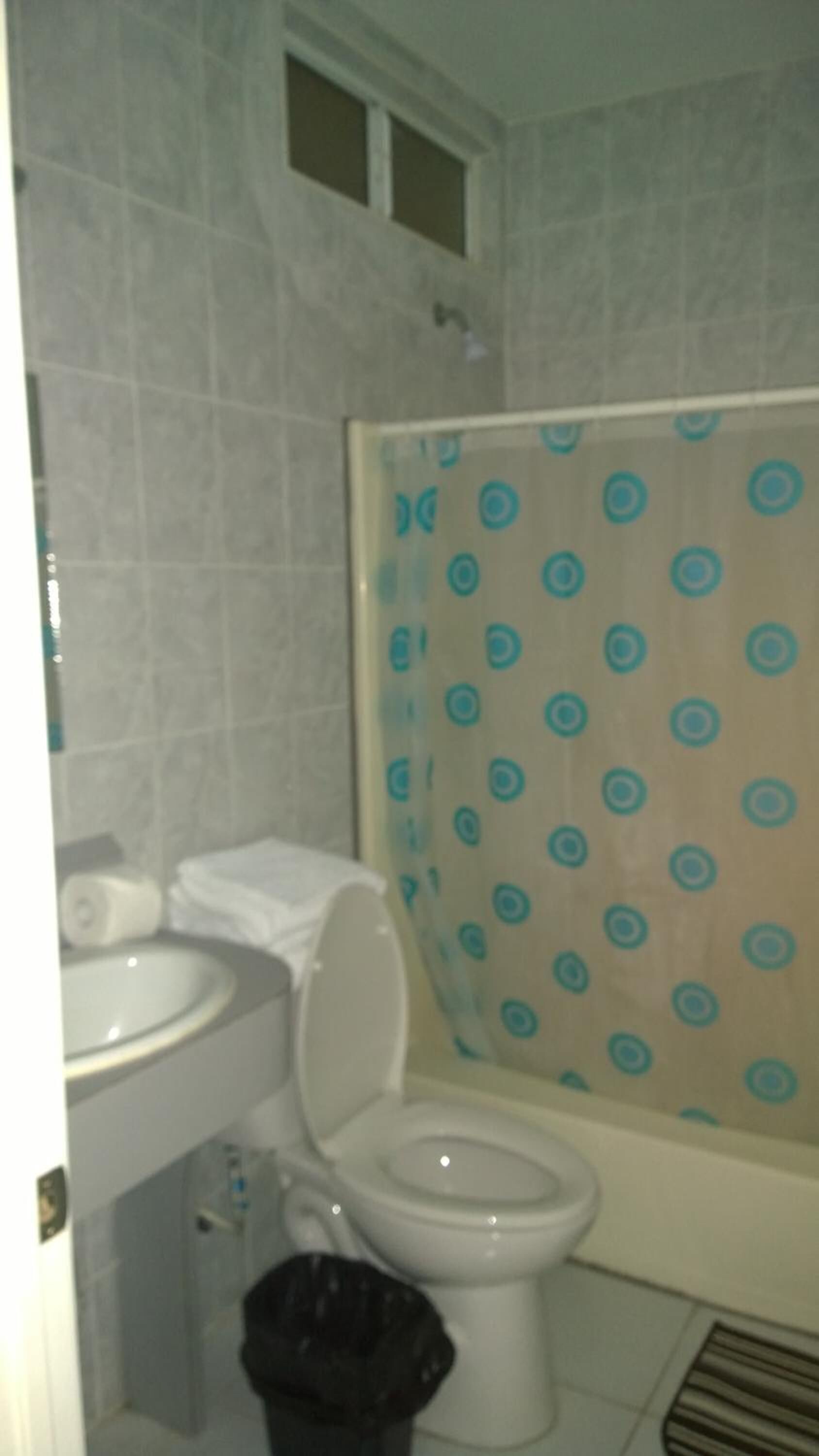 Shower, rainfall showerhead, free toiletries, towels