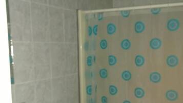 Shower, rainfall showerhead, free toiletries, towels