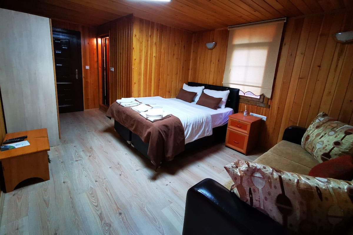 Caja de seguridad en la habitación y escritorio