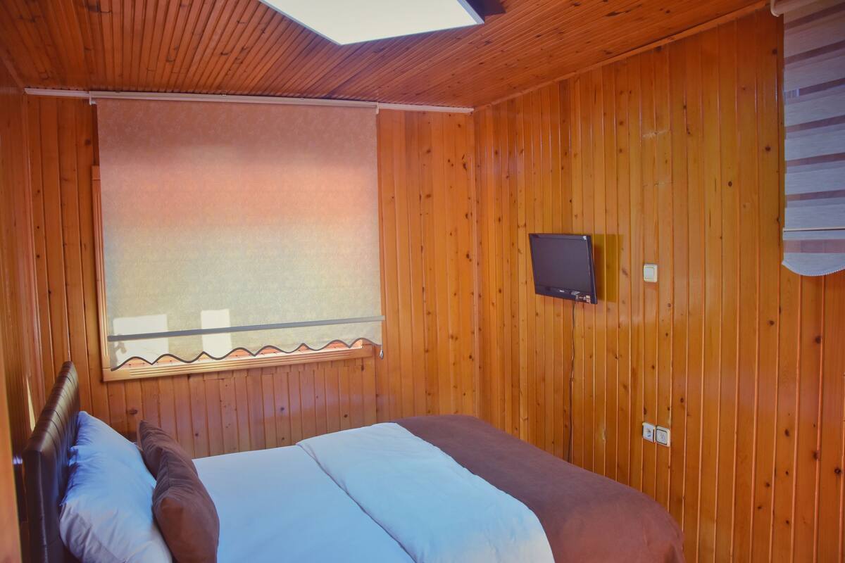 Caja de seguridad en la habitación y escritorio