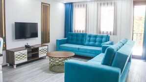Deluxe-Doppel- oder -Zweibettzimmer, Balkon, Flussblick | Schallisolierte Zimmer, kostenloses WLAN