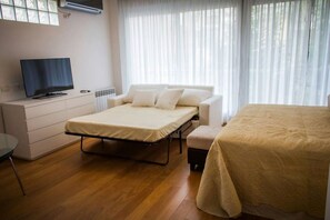 1 habitación, cortinas blackout, tabla de planchar con plancha y wifi 