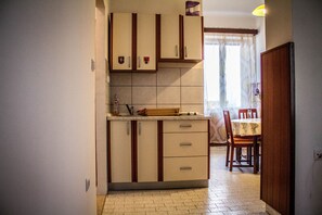 Fridge, microwave, coffee/tea maker, cookware/dishes/utensils - Calendula Rubic apartment (Split)