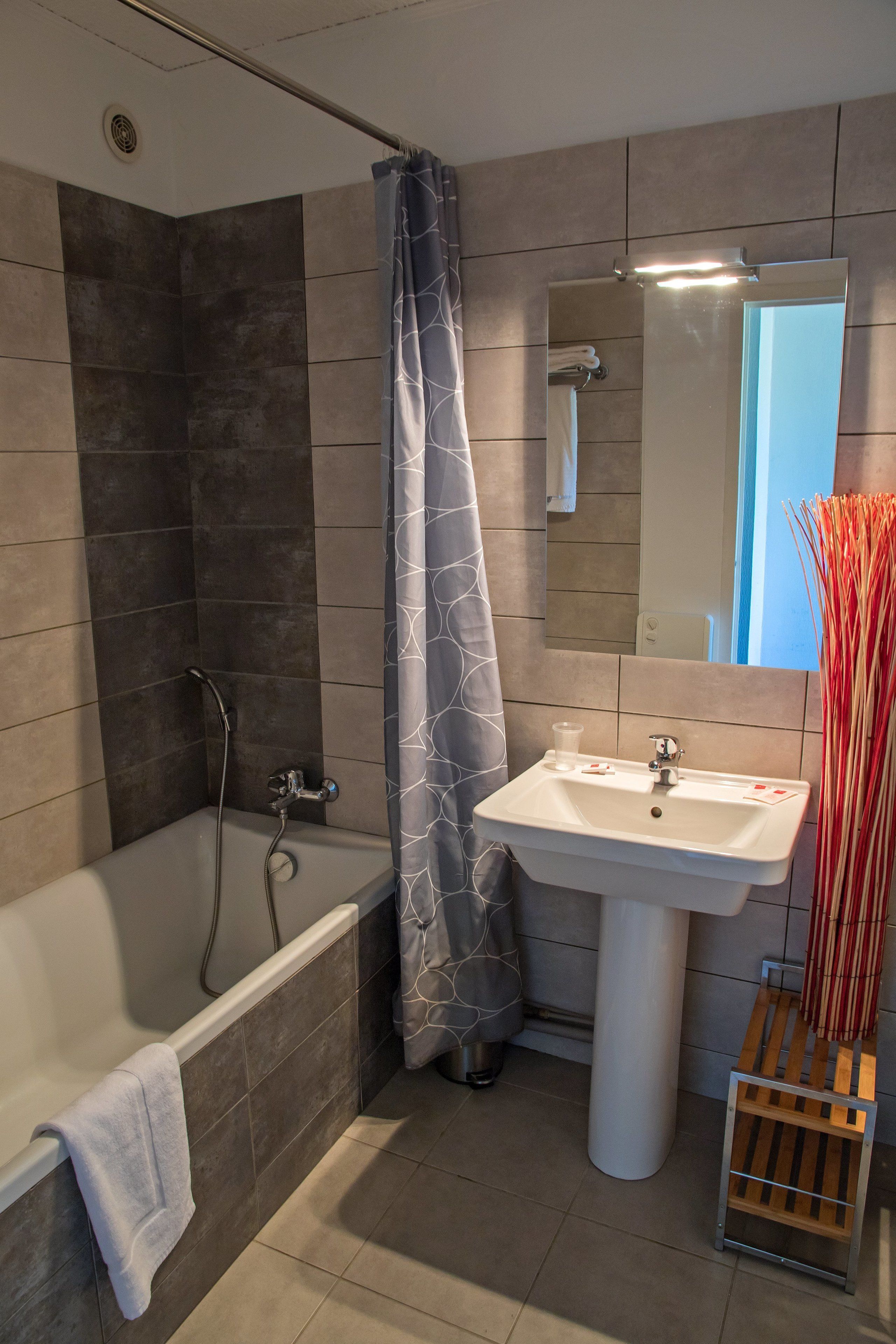 Ein Badezimmer mit Badewanne, Dusche und Waschbecken.