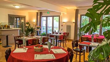 Se sirven desayunos, cenas y cocina regional con vista al jardín