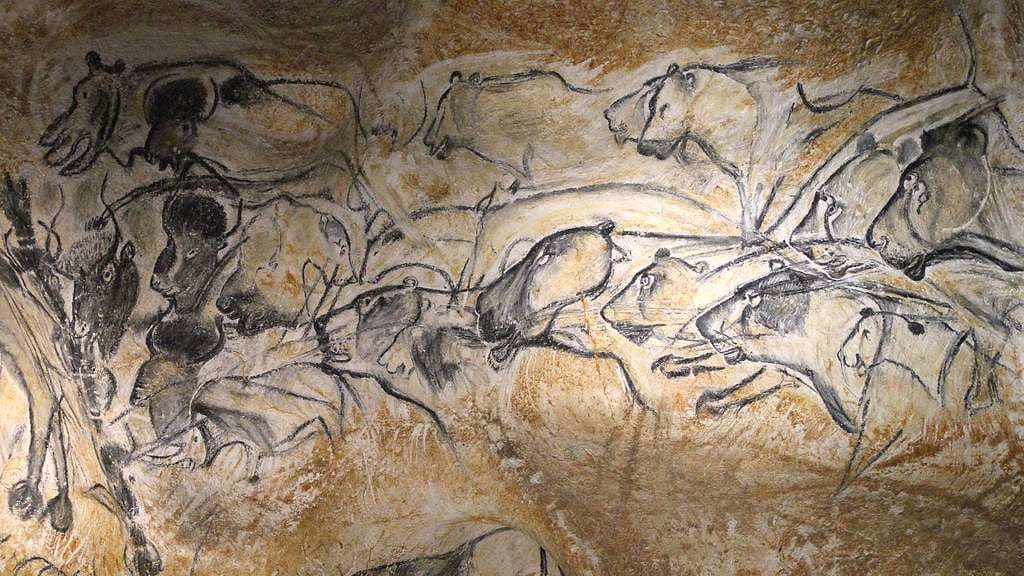 Pared de cueva con pinturas de animales prehistóricos.
