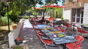 Petit déjeuner et dßner servis sur place, vue sur le jardin