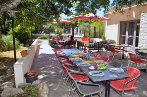 Melayani sarapan dan makan malam dengan pemandangan taman