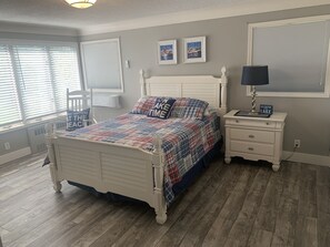 6 bedrooms, desk, free WiFi, bed sheets - Paradise Lake Michigan Beach home with inground pool,  hot tub, sleeps 20 (Norton Shores)