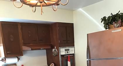 Granny’s House 2 bedroom, 5 miles to ark! Bonus walkthrough space with twin bed.