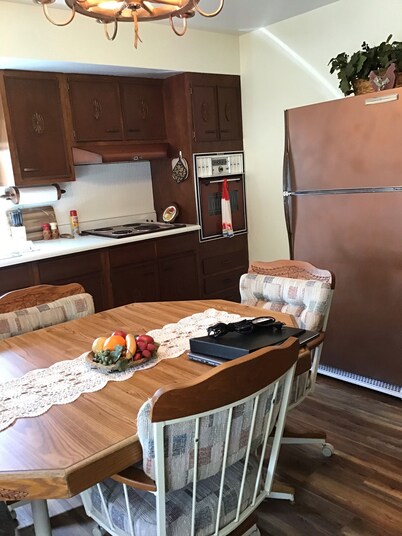 Granny’s House 2 bedroom, 5 miles to ark! Bonus walkthrough space with twin bed.