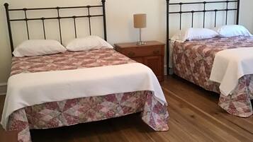 2 bedrooms, desk, iron/ironing board, free WiFi