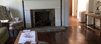 Casa de la abuela 2 habitaciones, 5 millas al arca! Bonificación habitación de paso con cama doble. 