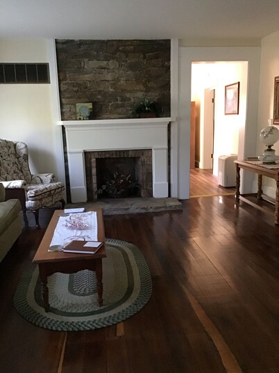 Granny’s House 2 bedroom, 5 miles to ark! Bonus walkthrough space with twin bed.