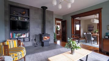 Smart-TV, Kamin, Netflix, Streaming-Dienste