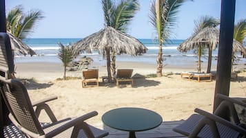 Camera Standard, 1 letto queen con divano letto, vista mare | Vista spiaggia/mare