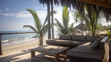 Außenpool, Sonnenschirme, Liegestühle