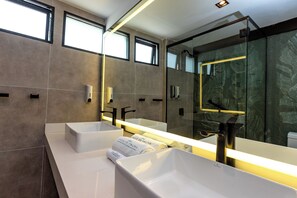 Quarto duplo standard | Banheiro | Chuveiro, chuveiro com efeito de chuva, toalhas de banho, sabonete