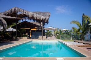 Bar junto a la piscina