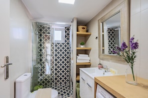 Ensemble baignoire-douche, séchoir à cheveux, serviettes fournies, savon