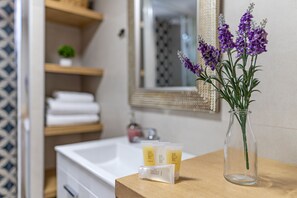 Bañera con ducha, secador de pelo, toallas, jabón