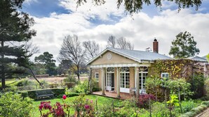 Ein Haus mit Garten, einer Bank und einem Weg zum Eingang.