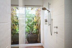 Cottage Superior, 2 phòng ngủ, quang cảnh vườn | Phòng tắm | Buồng tắm vòi sen, vòi sen phun mưa, đồ dùng nhà tắm miễn phí 