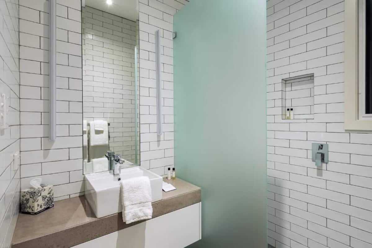 Suite Deluxe, letti multipli, vista giardino | Bagno | Doccia, soffione a pioggia, set di cortesia gratuito, asciugacapelli