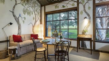Suite Studio Deluxe, 1 trÚs grand lit, vue jardin | 2 chambres, draps en coton égyptien, literie de qualité supérieure