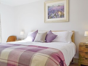4 bedrooms, free WiFi, bed sheets - 4 bedroom accommodation in near Rhayader (near Rhayader)