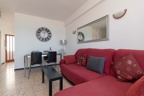 TV, books - Virginia 2 - Two Bed (Los Cristianos)
