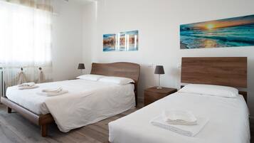 3 chambres, bureau, chambres insonorisées, fer et planche à repasser