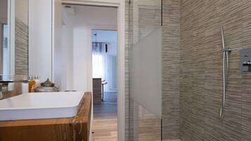 Dusche, Haartrockner, Bidet, HandtĂŒcher