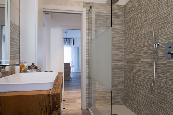 Dusche, Haartrockner, Bidet, Handtücher