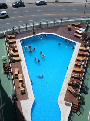 Una piscina al aire libre de temporada