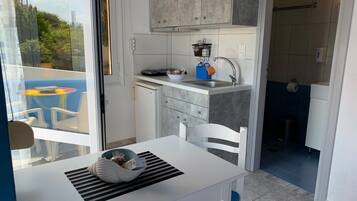 冷蔵庫、コンロ、コーヒー / ティーメーカー、電気ポット