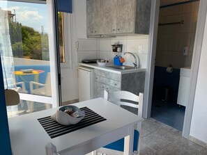 冷蔵庫、コンロ、コーヒー / ティーメーカー、電気ポット