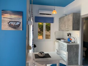 Fridge, stovetop, coffee/tea maker, electric kettle - Μοναδικό μέρος για ξεκούραστες διακοπές με θέα στην θάλασσα  (Καστρί)